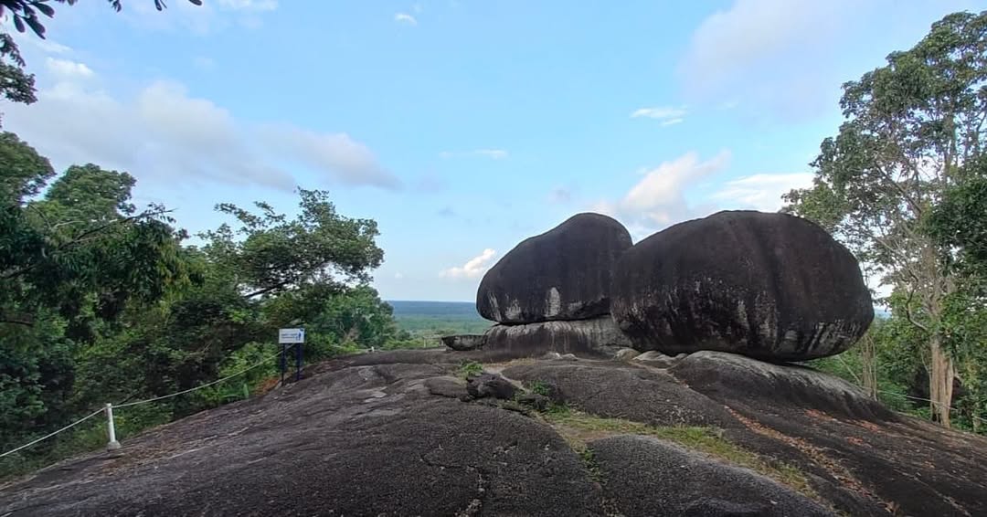Menjelajahi Keajaiban Bukit Peramun Belitung: Alam, Mistis, dan Teknologi dalam Satu Tempat